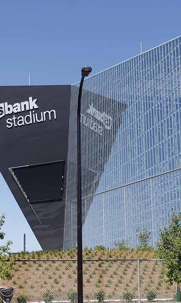 New stadium working out kinks for 1st Vikings game